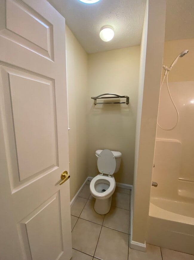 Building Photo - 2 Bdr/2bath townhome, great location!