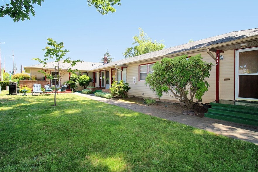 Primary Photo - 2404-2418 SE 58th