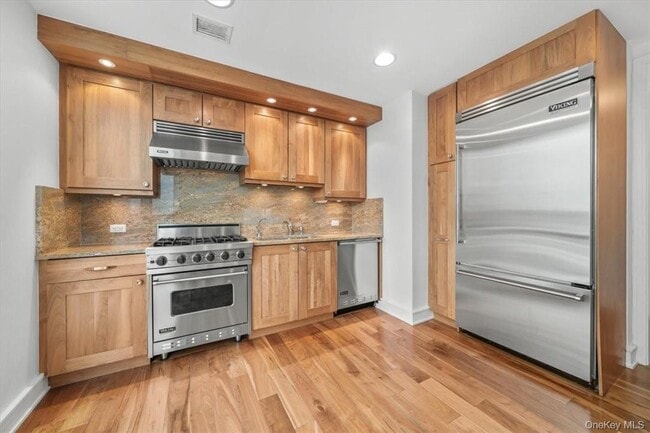 Building Photo - 5 Renaissance Square