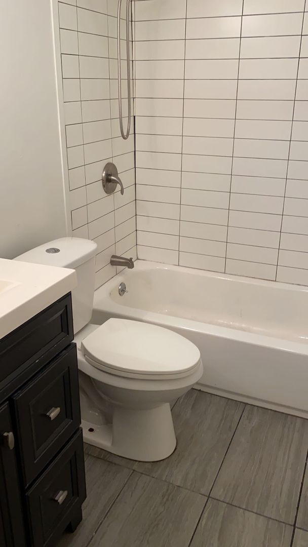 Building Photo - Three Bedroom and One bathroom apartment