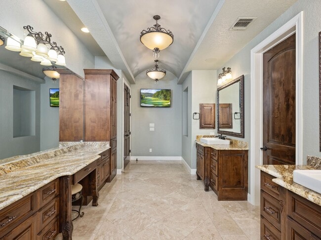 Building Photo - 202 Wellesley Loop