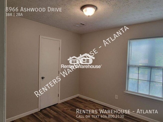 Building Photo - 3 Bedroom Ranch floorplan on wooded lot in...