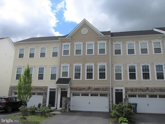 Building Photo - 533 Liam Pl