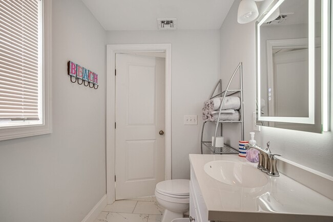 Building Photo - 25 Biscayne Blvd