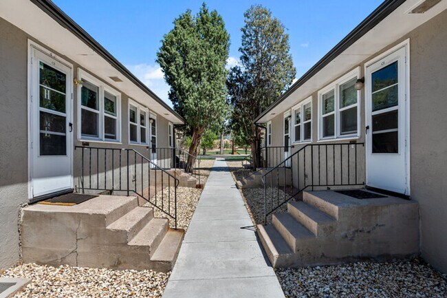Building Photo - garden level one bedroom apartment