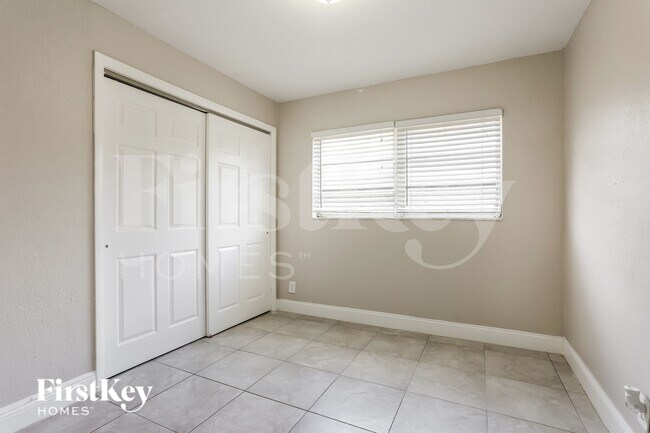 Building Photo - 2720 SW 18th St