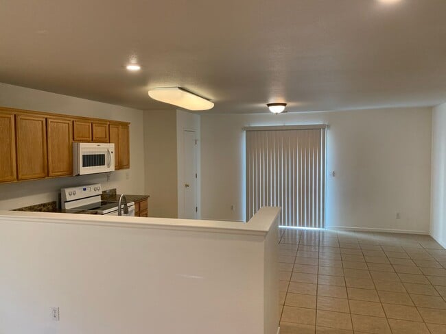 Building Photo - Beautiful 4 Bedroom 3 bath home in Merced!