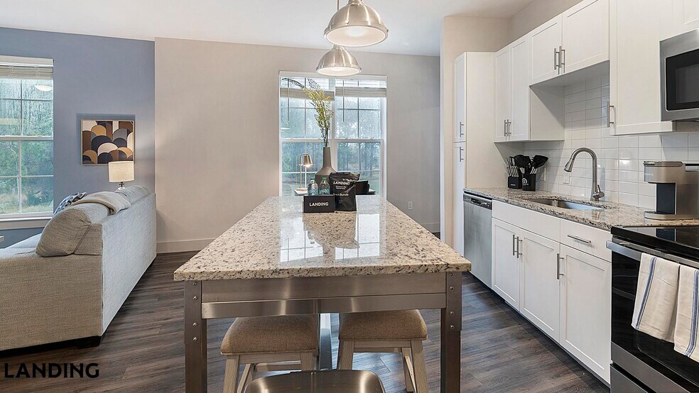 Building Photo - 5885 Lakehurst Dr