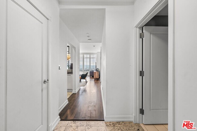 Building Photo - 900 W Olympic Blvd