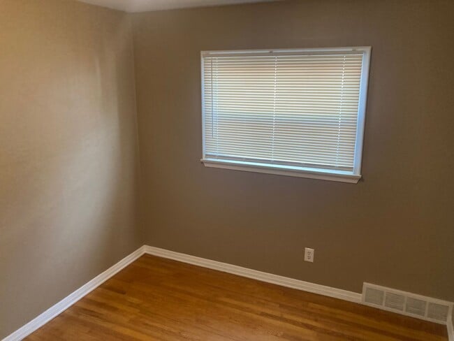 Building Photo - 3 bedroom, 2 FULL Bath Brick Ranch - HW Floors - Finished Bsmt - 1 car garage - Sec. 8 OK