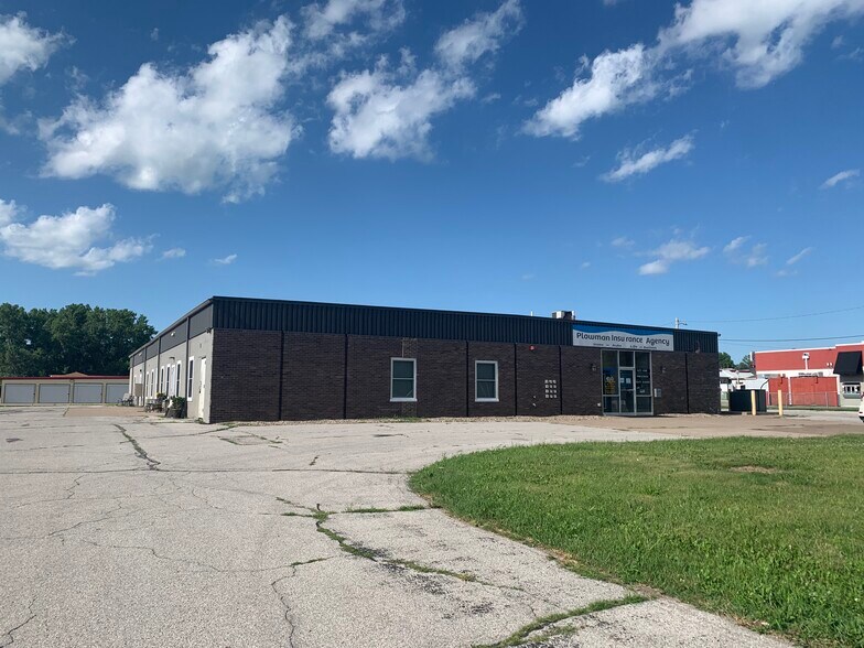 Main Building-11 units - 207 Lake Park Blvd