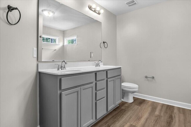 Building Photo - 3 Bedroom 2.5 Bathroom Home
