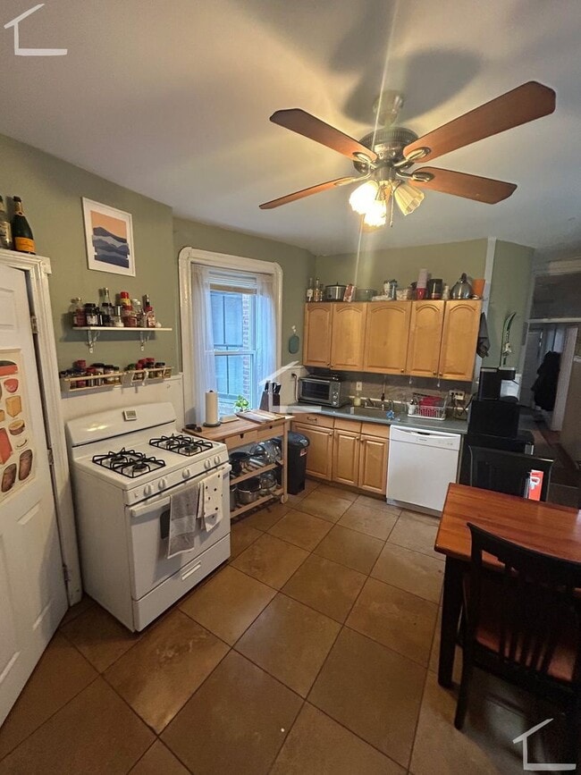 Building Photo - Rare 4 bed in Beacon hill....