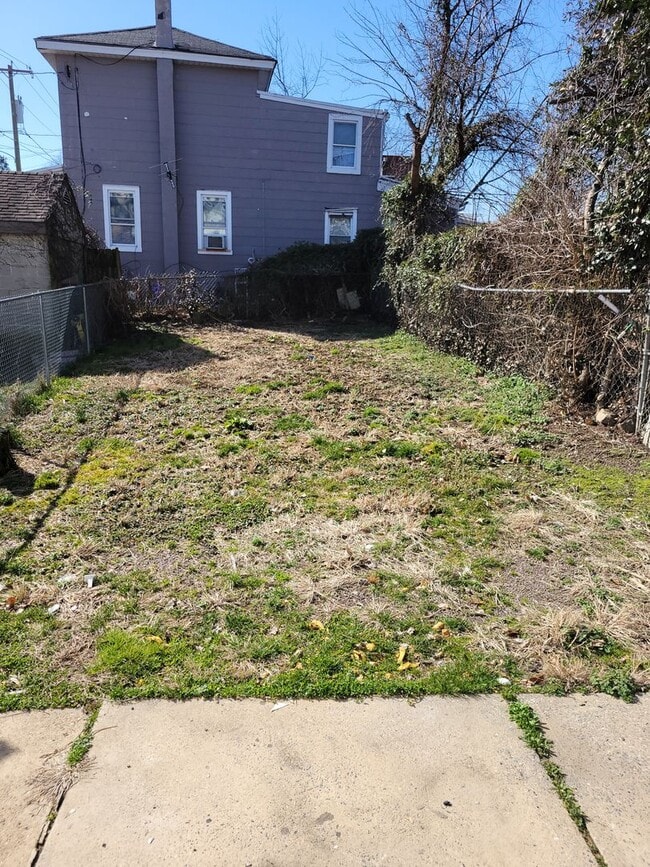 Building Photo - Spacious Twin - Torresdale