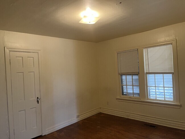 Building Photo - 2-Bedroom unit in Prime Oklahoma City Loca...