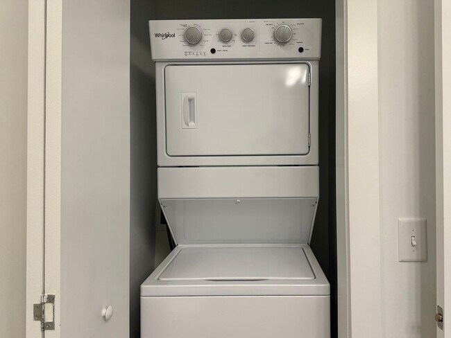 Building Photo - 542 Boulevard NE