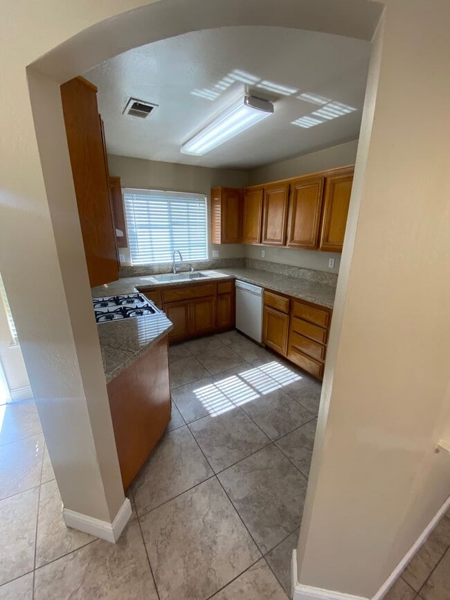 Building Photo - 3+2 NW Hageman & Jewetta Area $2200+ $2200 Deposit