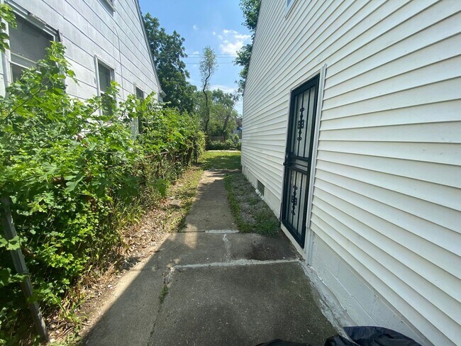 Building Photo - Renovated 3-Bedroom Home – We Welcome Sect...