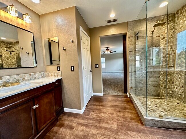 Building Photo - Must See This Beautiful 4 Bedroom 3 Bathro...