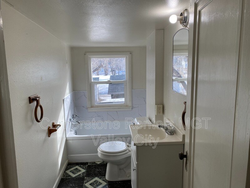 Building Photo - 424 6th Ave NE