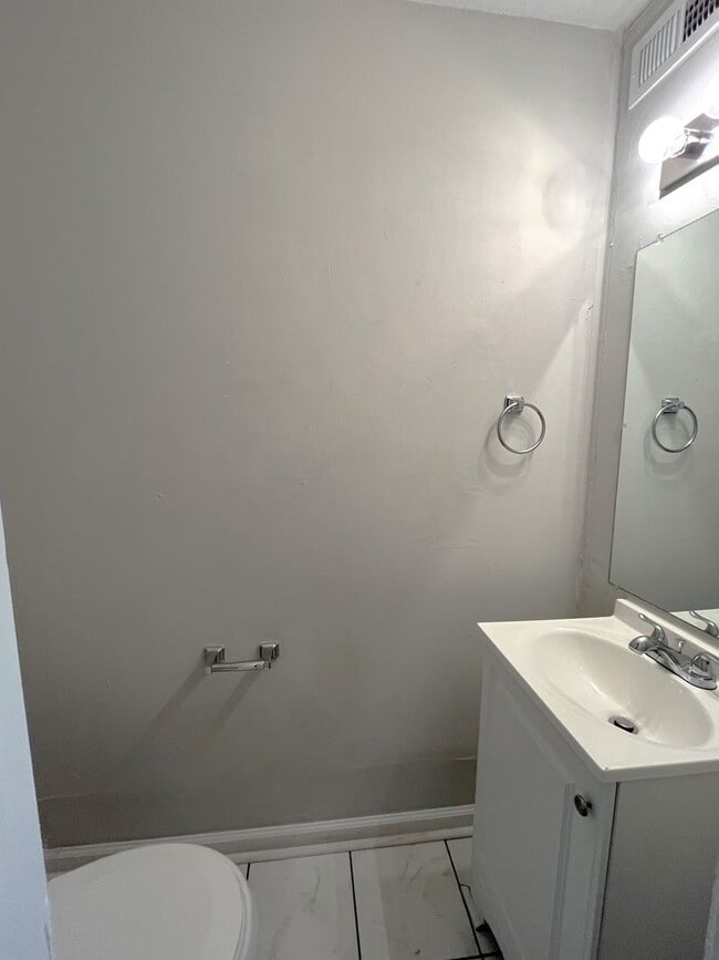 Building Photo - 2 Bedroom Home Minutes from Downtown!