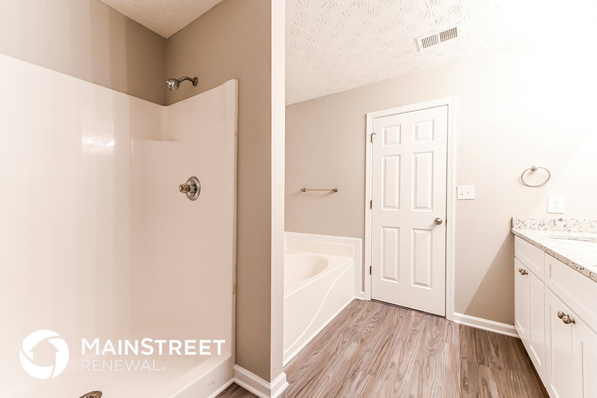 Building Photo - 2520 Lake Royale Dr