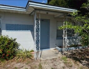 Building Photo - Two bedroom/one bath apartment for rent