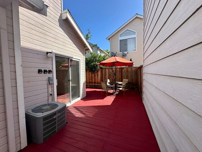 Building Photo - NEWARK GEM! 2 Bedroom 2 bath !
