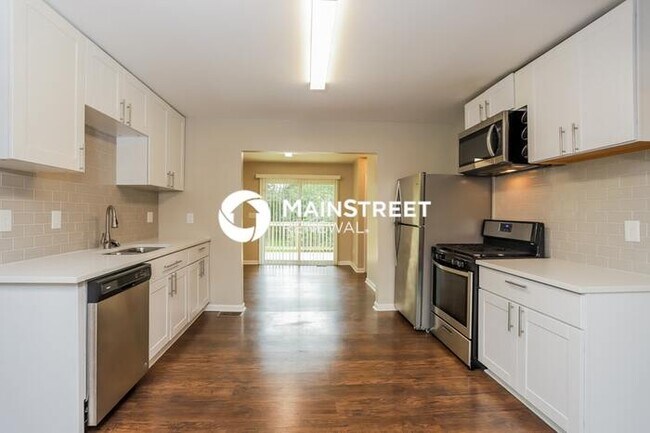 Building Photo - 4 Bedroom Pet-Friendly Home in WOODSTOCK, ...