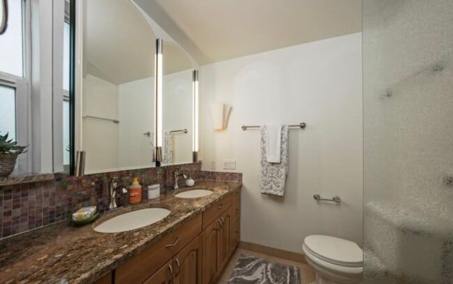 Building Photo - Boutique Condo with Stunning Views of Elliot Bay!