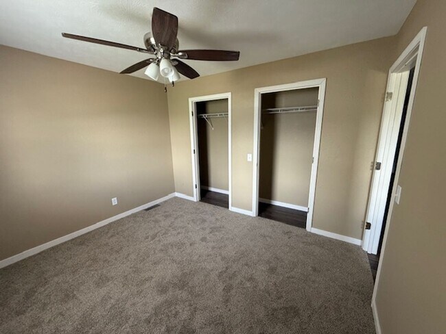 Building Photo - 115 W Ash St