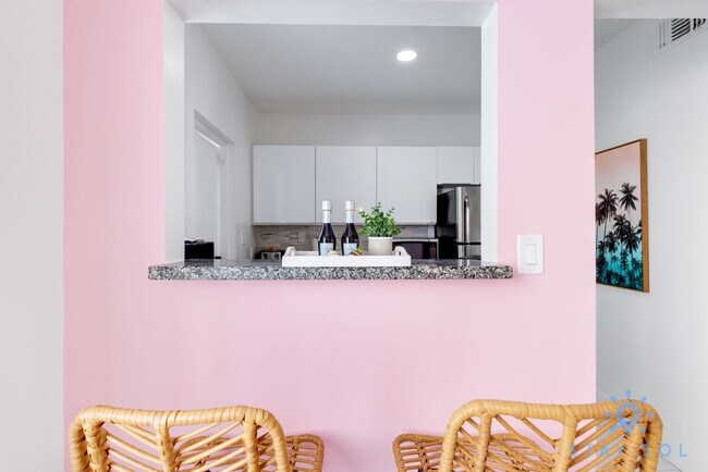 Building Photo - 809 S Ocean Dr