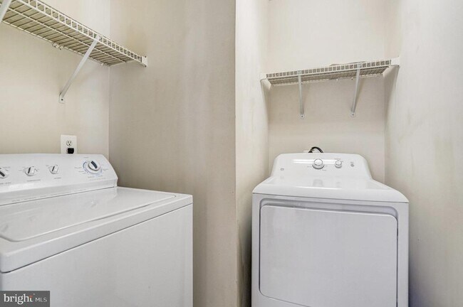 Building Photo - 9662 Potters Hill Cir