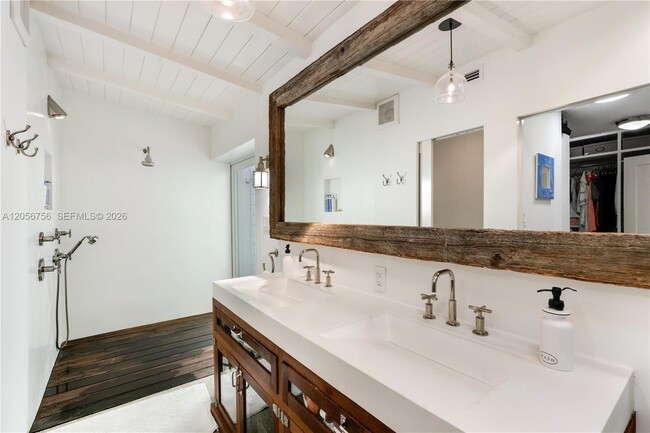 Building Photo - 270 Island Dr