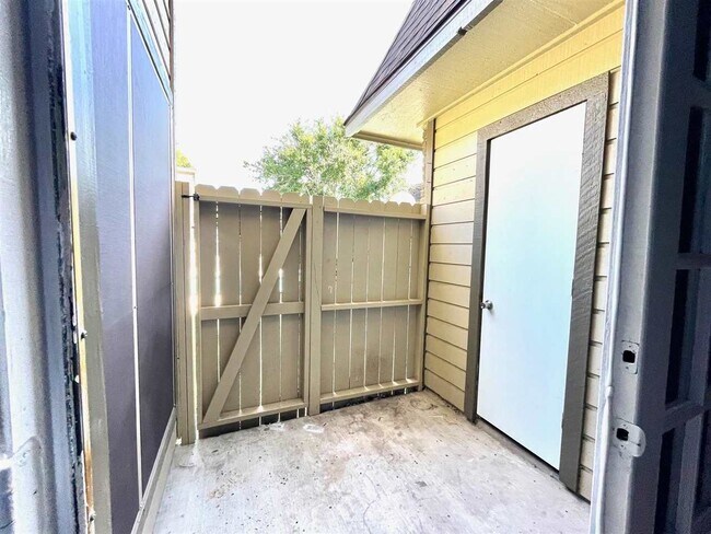 Building Photo - 200 Martingale