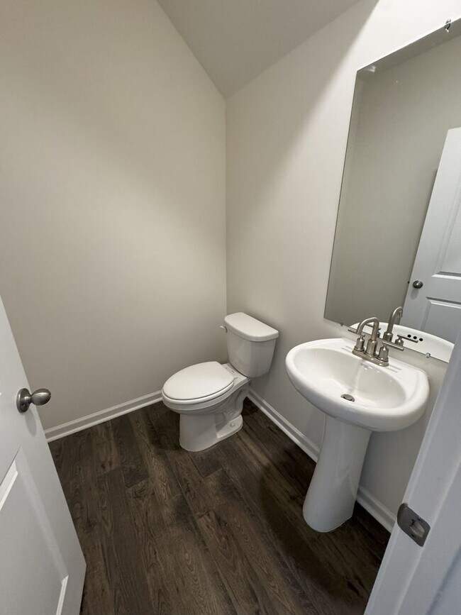 Building Photo - 2 Bedroom 1.5 Bath Townhome located in Jon...