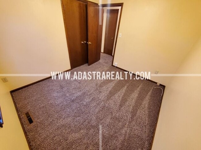 Building Photo - Very Nice Home in South KCMO-Available NOW!!