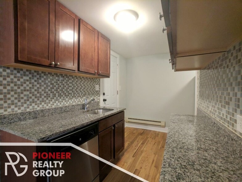 Building Photo - 4409 N Wolcott Ave
