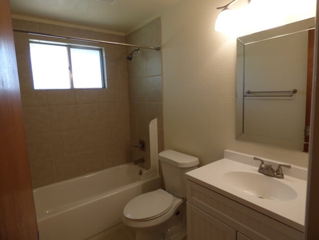 Building Photo - 2 Bed/1 Bath Duplex in Longmont