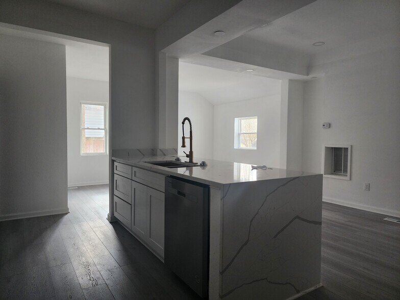 Building Photo - 94 Hampton Roads Ave