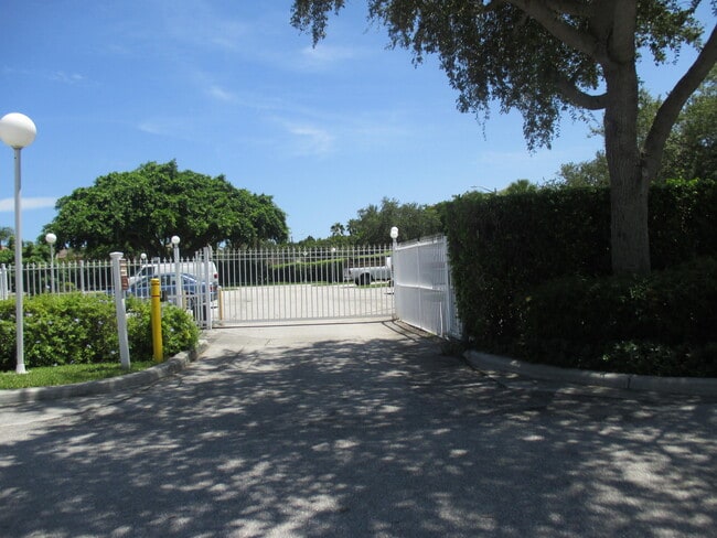 Building Photo - 470 Executive Center Dr