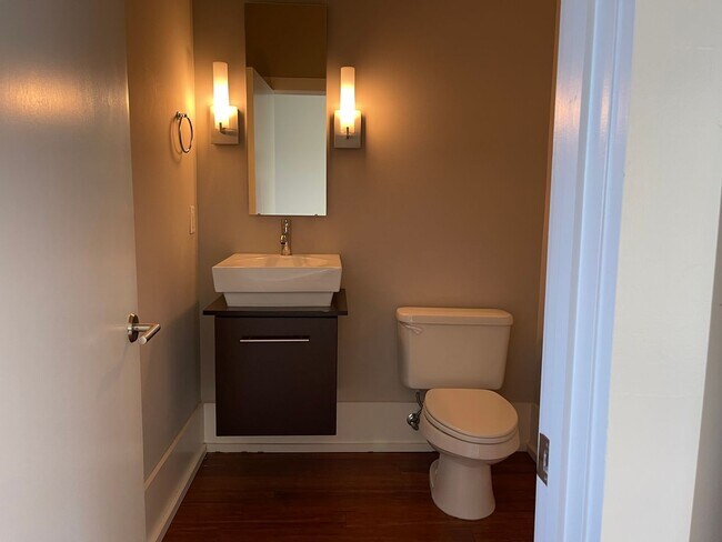 Building Photo - Contemporary Townhome East side of Downtow...