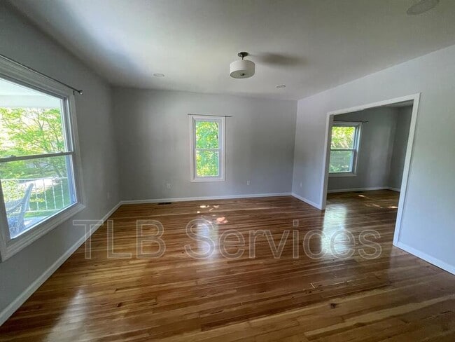 Building Photo - 402 Electric St