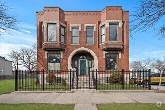 Building Photo - 716 W 51st St