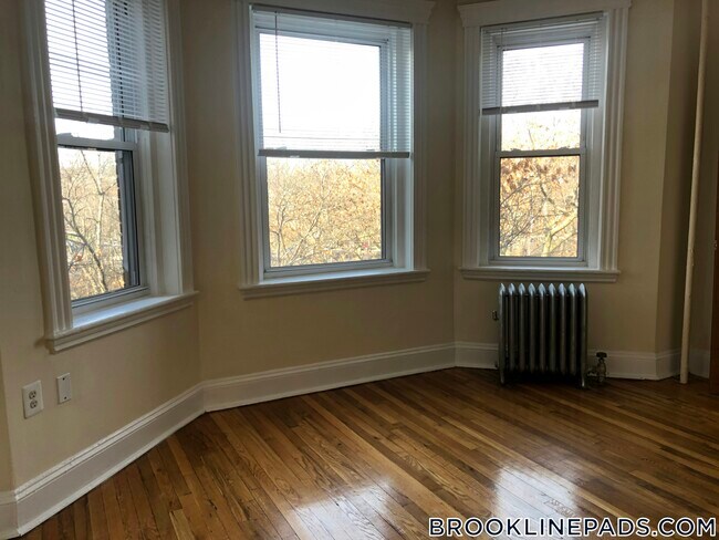 Building Photo - 352 Riverway