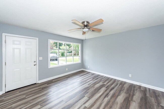 Building Photo - 3 Bedroom, 1.5 Bathroom Home in Greenhurst - Summerville