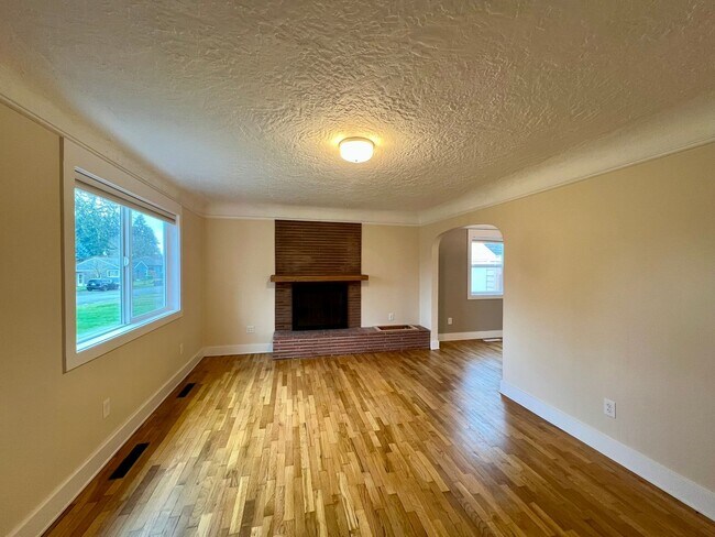 Building Photo - Charming 2 BD + Studio (Water Included)