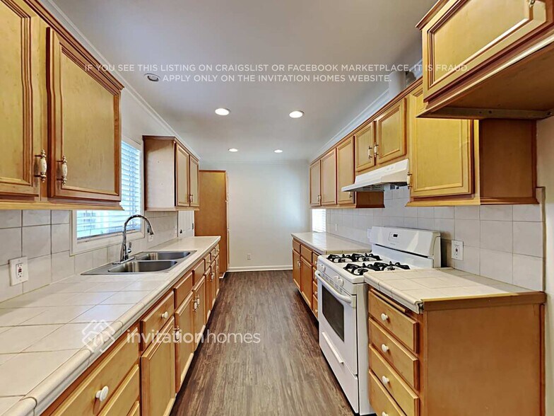 Building Photo - 8039 Lasaine Ave