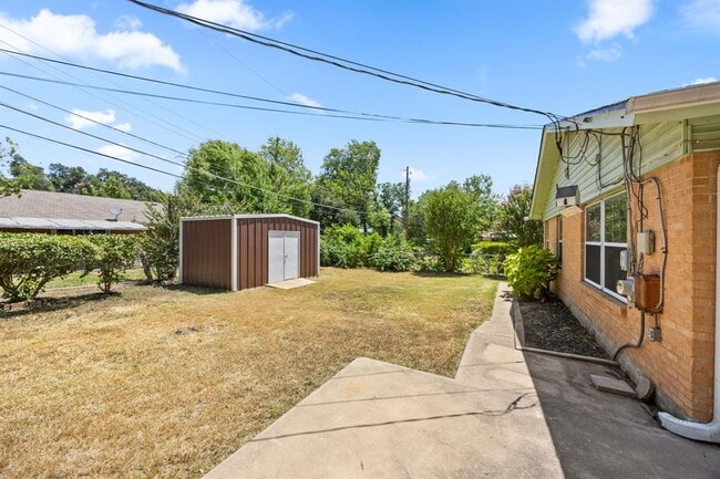 Building Photo - 1702 Ridgemont Dr