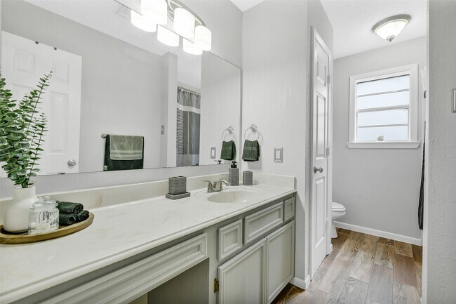 Building Photo - 710 Razee Ct